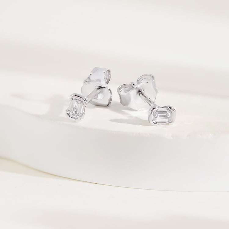 Minimalistické zlaté napichovacie náušnice s lab-grown emeraldom Agata 161369