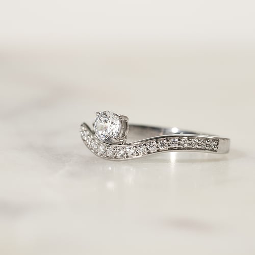Atypický zásnubný prsteň s lab-grown diamantmi Clea