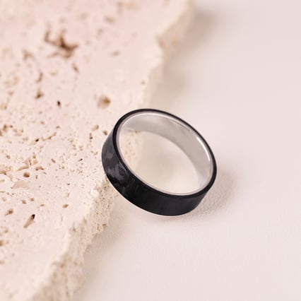 Plochý snubný prsteň z karbónu a striebra Vaniah