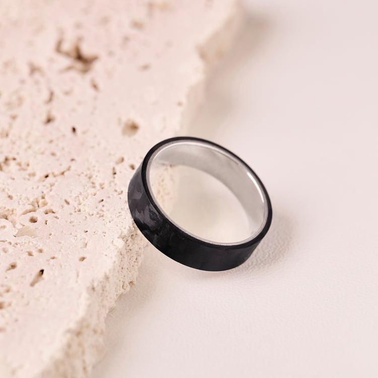 Plochý snubný prsteň z karbónu a striebra Vaniah 165777