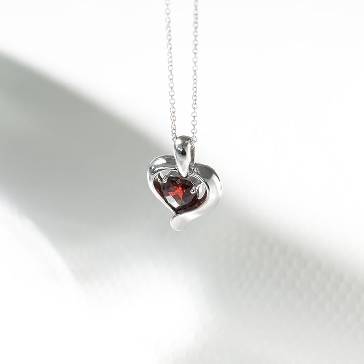 Strieborný prívesok s granátovým srdiečkom Hurtie 130626