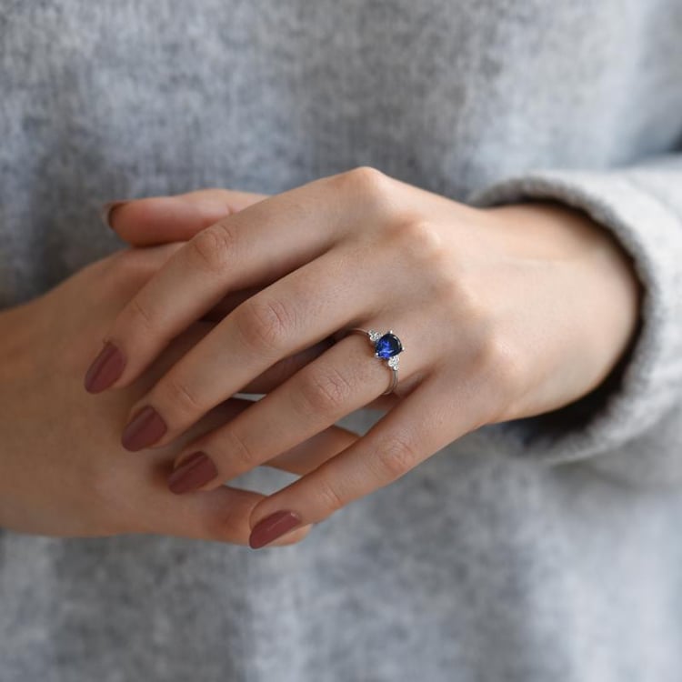 Zlatý prsteň so zafírom a diamantmi 52351