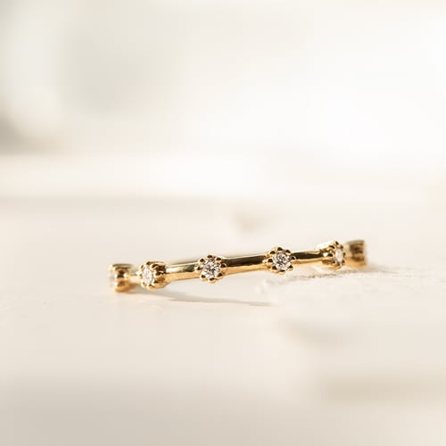 Znamenitý prsteň s lab-grown diamantmi Demmi
