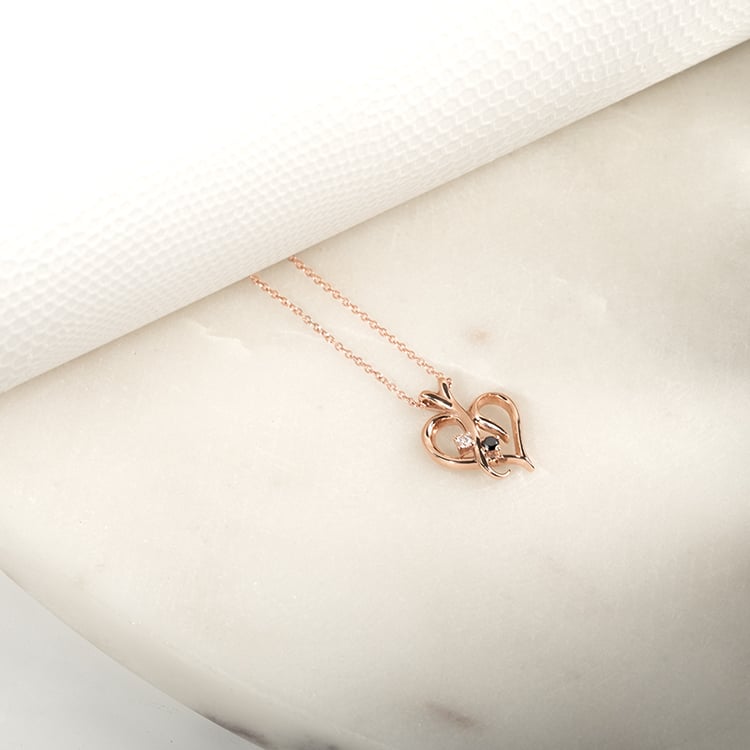 Strieborný prívesok v tvare srdca s čiernym a bielym diamantom Elyzza 132760