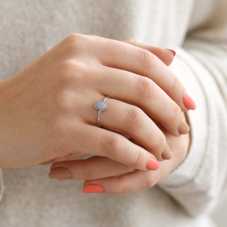 Zlatý minimalistický prsten s oválnym opálom 110305