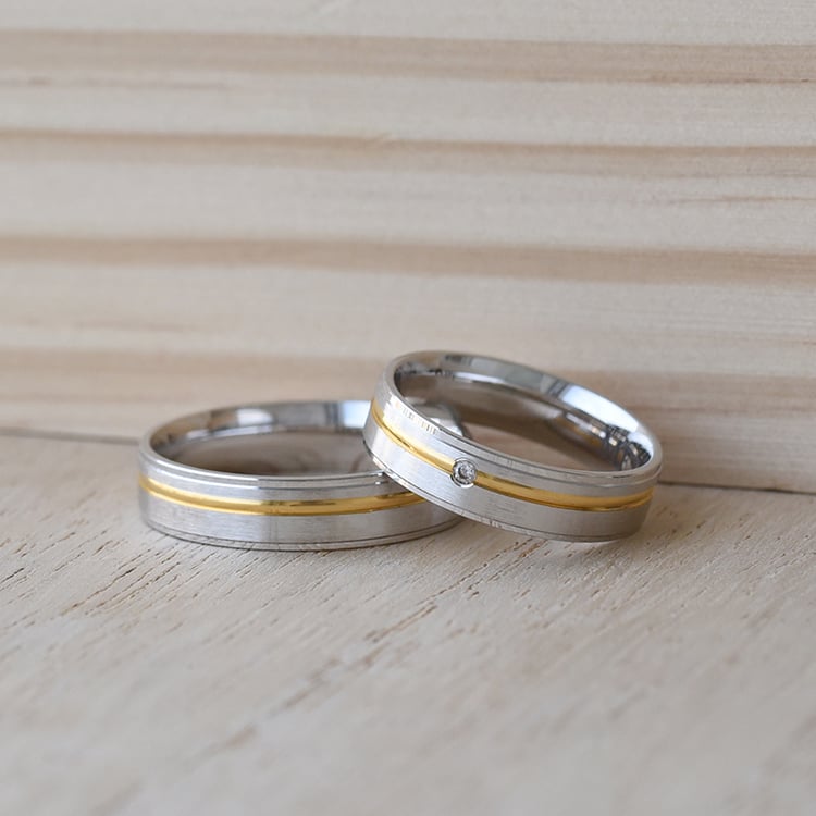 Dvojfarebné snubné prstene s drážkou a diamantom 61484