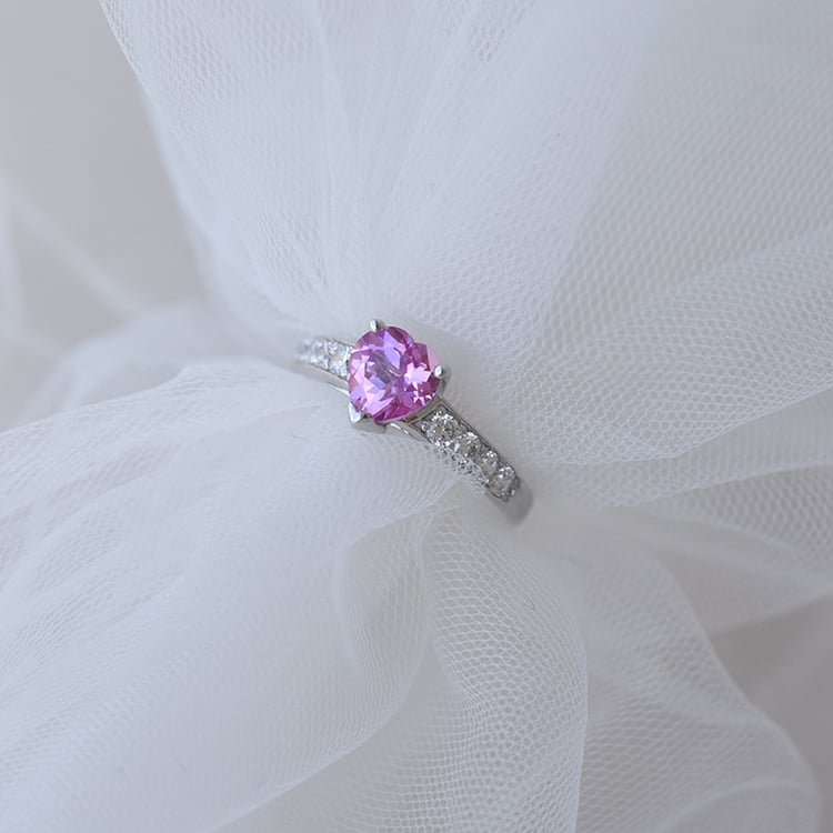 Zafír v striebornom prsteňa 65362