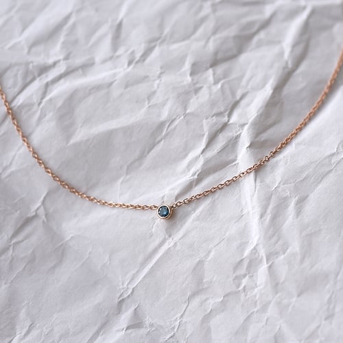 Strieborný minimalistický náhrdelník s modrým diamantom Vieny