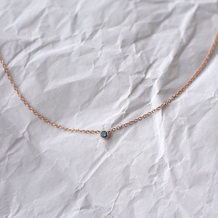 Strieborný minimalistický náhrdelník s modrým diamantom Vieny 103689