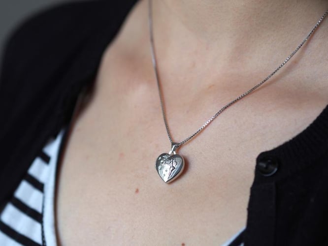 Srdiečkový medailón zo striebra s diamantom Careah
