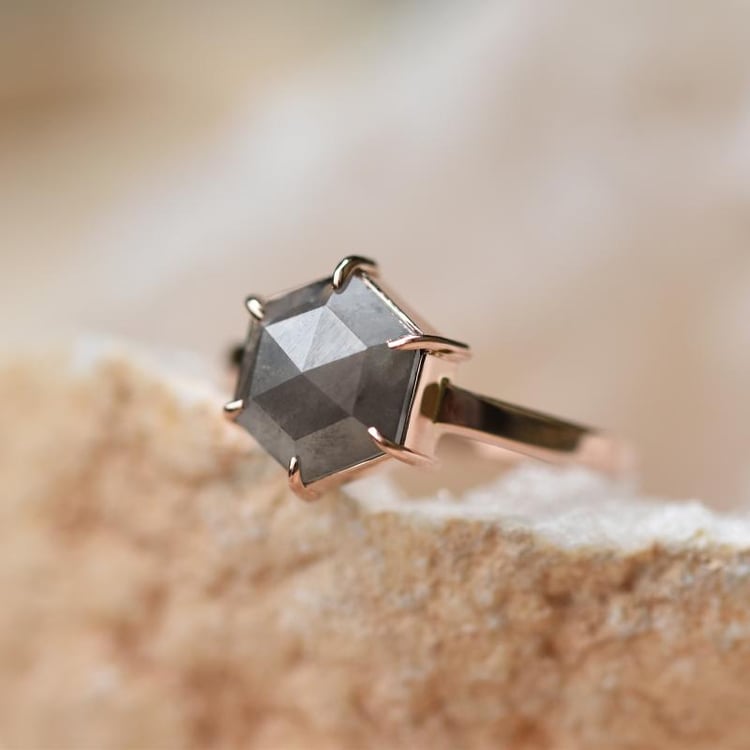 Prsteň se salt'n'pepper diamantem 44363