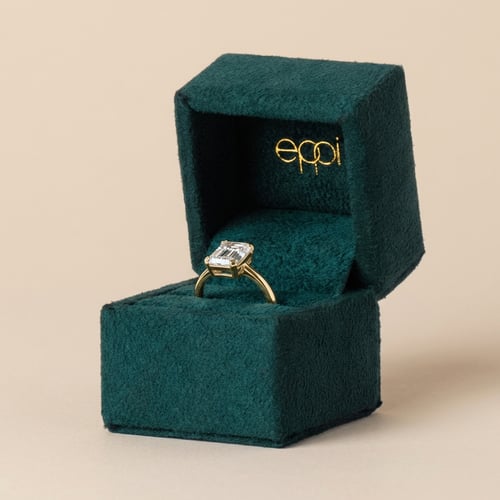 Rozvodový prsteň s half-bezel emerald diamantom Carsen