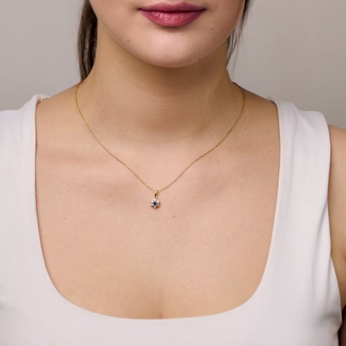 Elegantný prívesok v tvare kvetu so zafírom a prírodnými diamantmi Aarav
