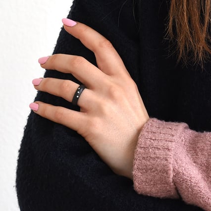 Pologuľaté snubné prstene z karbónu s diamantmi Nilo