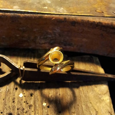 Polotovar prsteňa pripravený k osadeniu