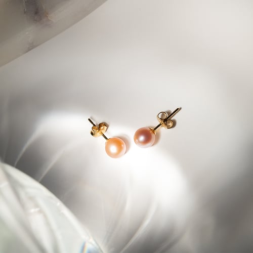 Náušnice s 6 - 6.5 mm broskyňovými perlami Carah