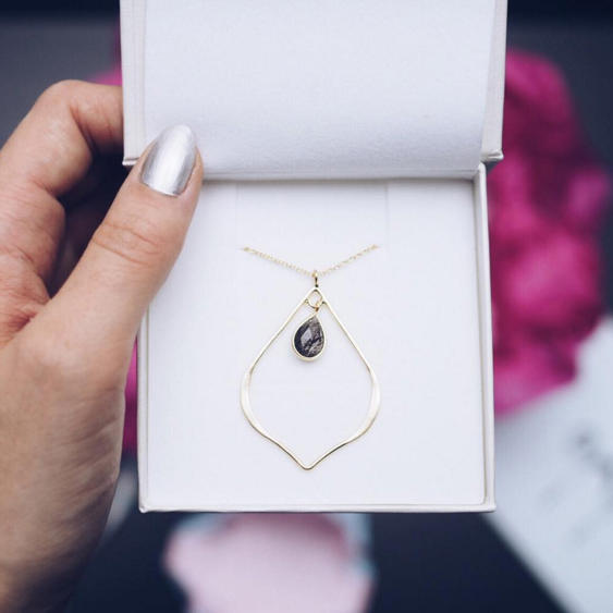 Moderný náhrdelník s drahokamem 8915