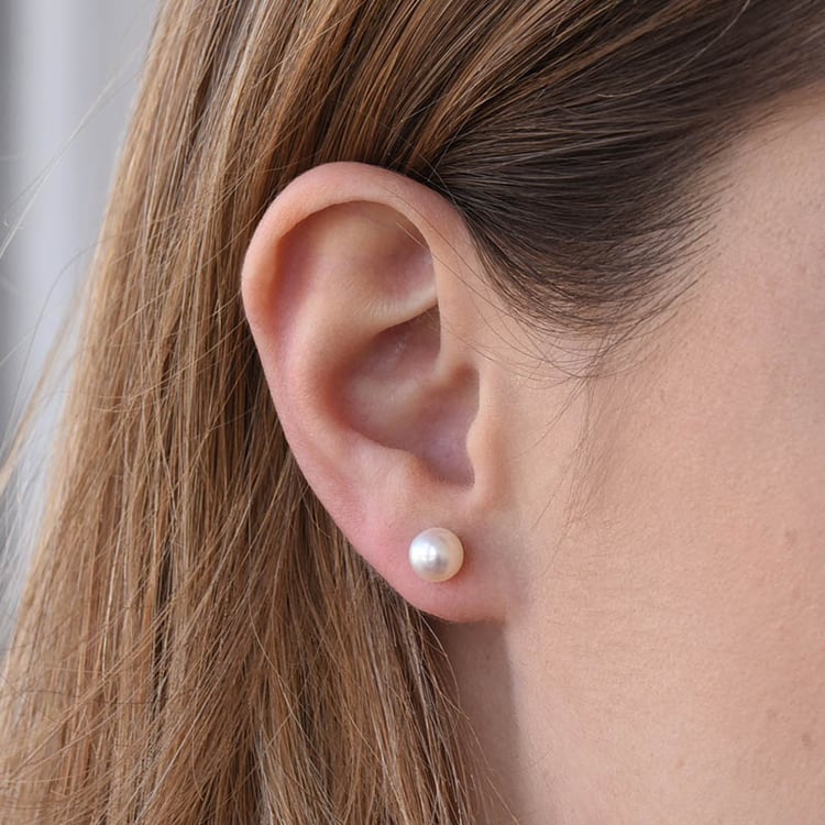 Biele perly v zlatých náušniciach 82645