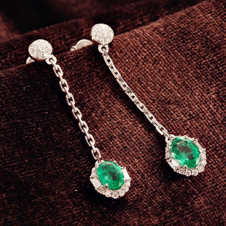 Visiace zlaté náušnice so smaragdmi 4897