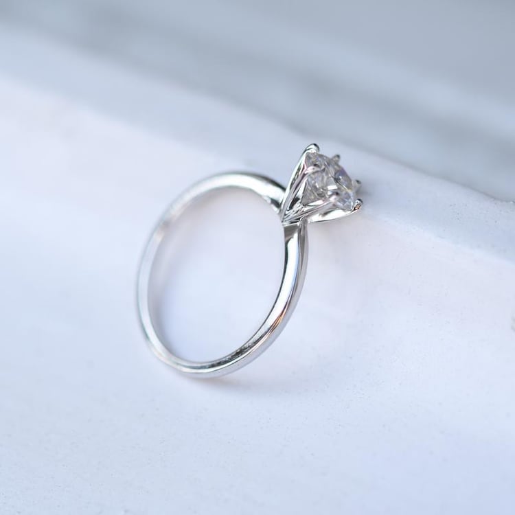 Zlatý zásnubný prsteň s 0.75ct moissanitom 49577