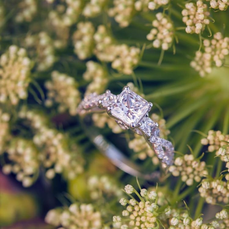 Prsteň s diamantmi 16657