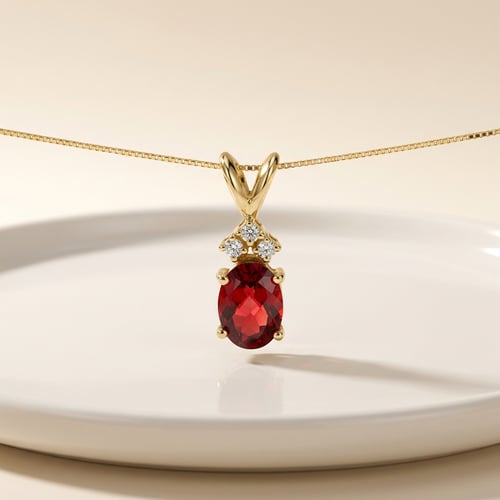 Zlatý prívesok s oválnym granátom a lab-grown diamantmi Tamasyna