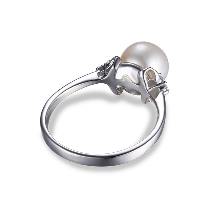 Strieborný prsteň s bielou perlou 19389
