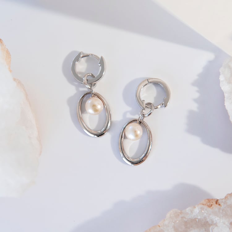 Elegantné strieborné náušnice s perlami Zanel 108433