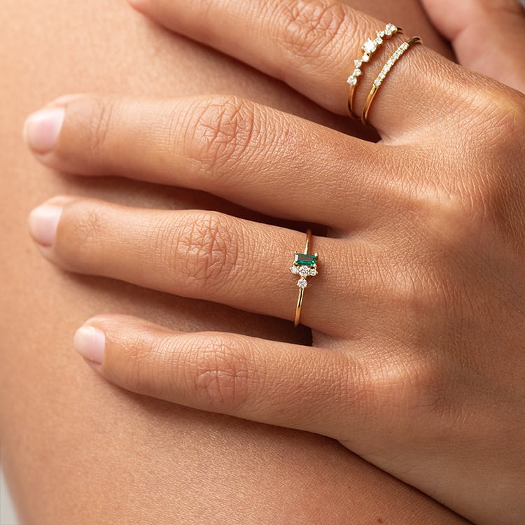 Strieborný cluster prsteň s lab-grown smaragdom a diamantmi Petey 138949