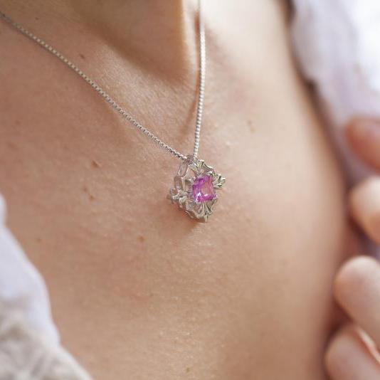 Krása ružového zafíru v striebornom náhrdelníku 14309