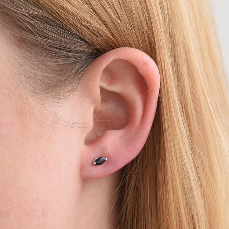 Minimalistické strieborné náušnice s čiernymi spinelmi Sistine 117942