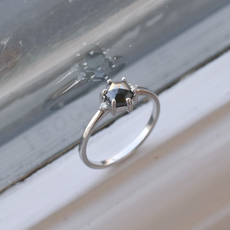 Zlatý prsteň so diamantom 68085