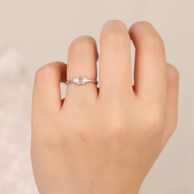 Zlatý prsteň s half-bezel lab-grown emerald diamantom Pompeia 164543