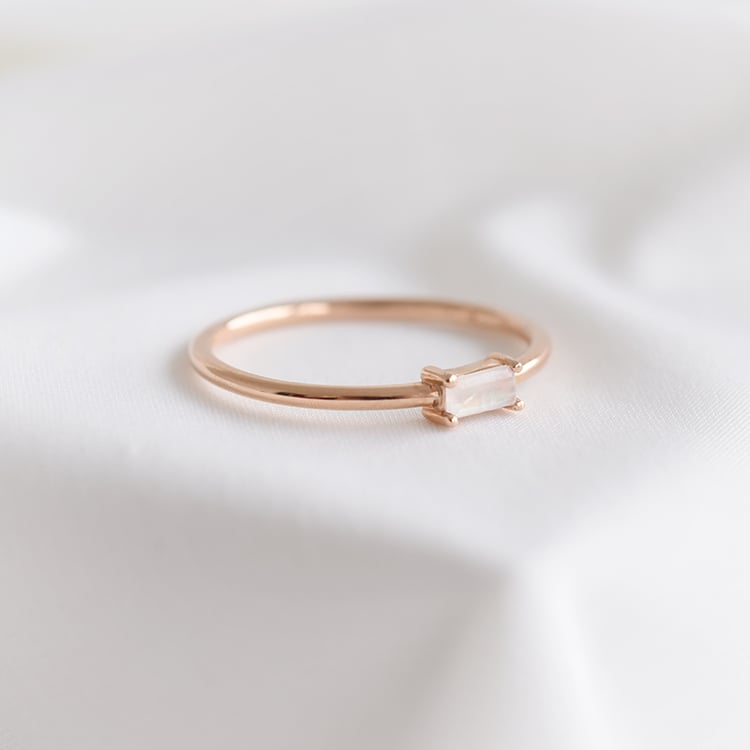 Zlatý prsteň s mesačným kameňom baguette tvaru 90324