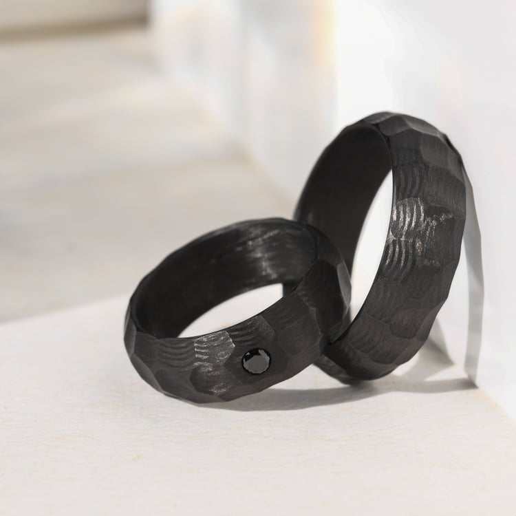 Karbónové snubné prstene s atypickým povrchom a čiernym diamantom Sayer 140212