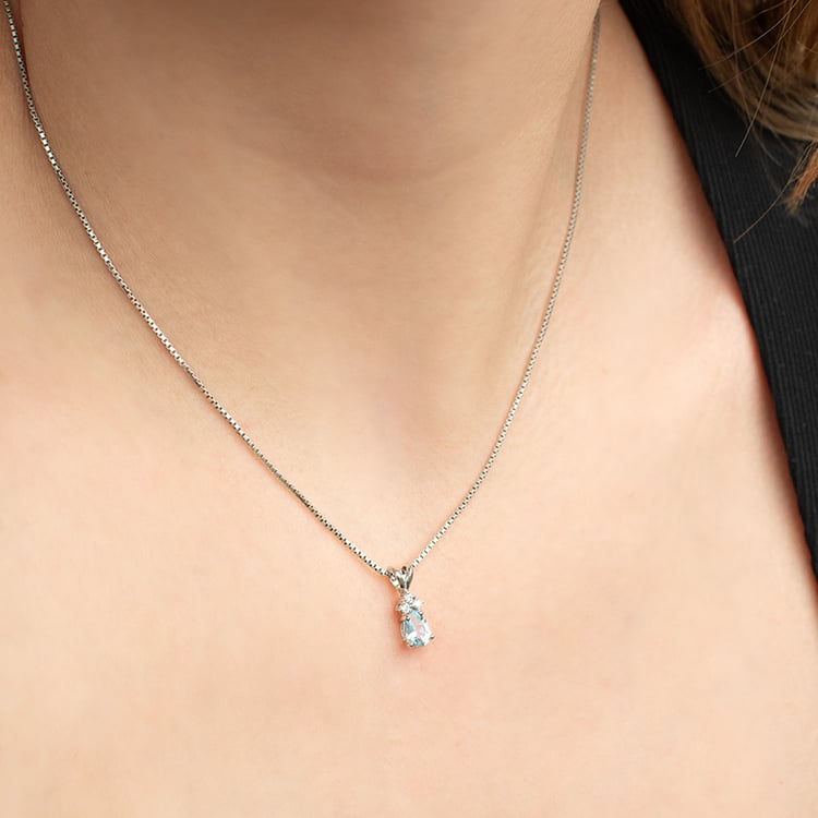 Akvamarínová slza s diamantmi v zlatom prívesku Erikka 135525