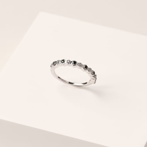 Half-eternity prsteň zo zlata s čiernymi a bielymi prírodnými diamantmi Tariq