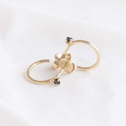 Zlaté kruhové náušnice s čiernymi diamantmi Nikita