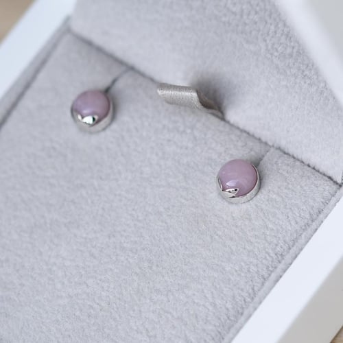 Cabochon ružové opály v zlatých náušniciach Greta