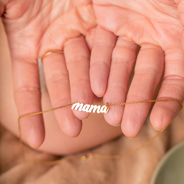 Strieborný náhrdelník s nápisom Mama 118302