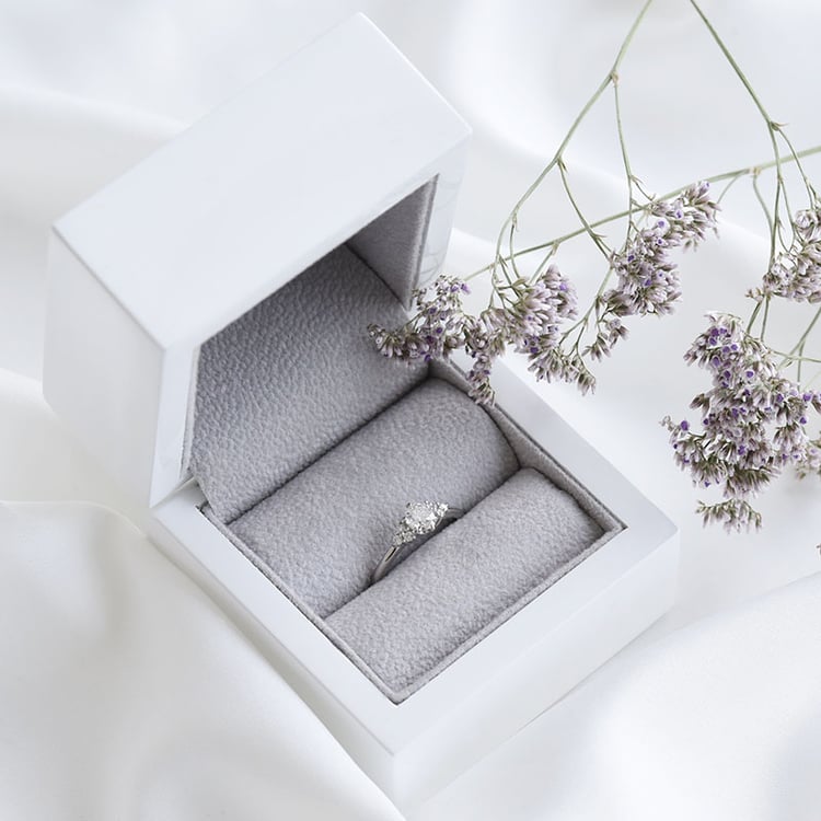 Platinový zásnubný prsteň 93369