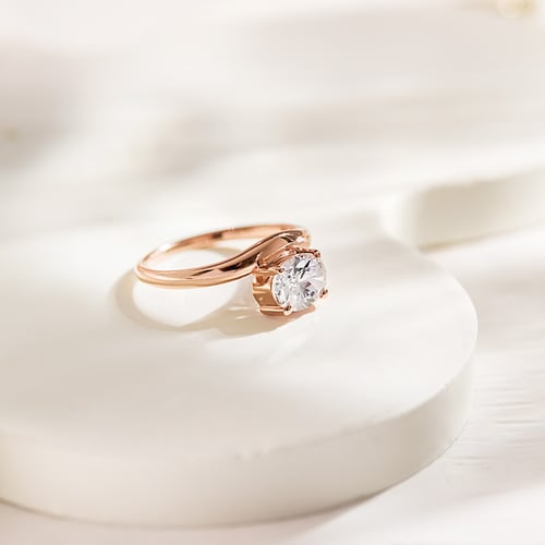 Atypický zásnubný prsteň s oval diamantom Adina