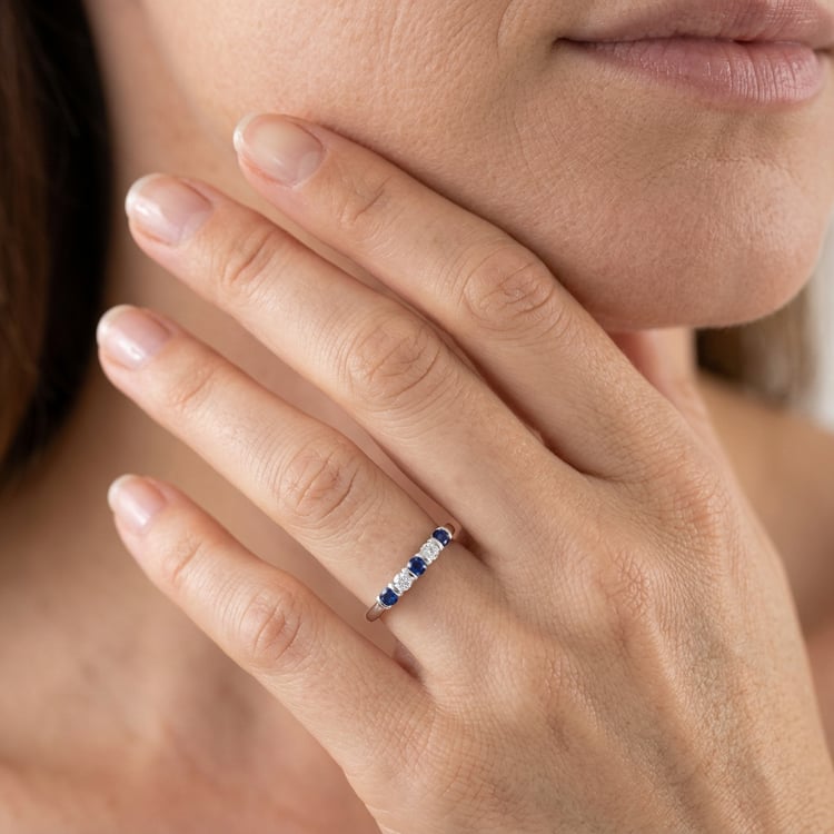 Platinový eternity prsteň so zafírmi a diamantmi 170730