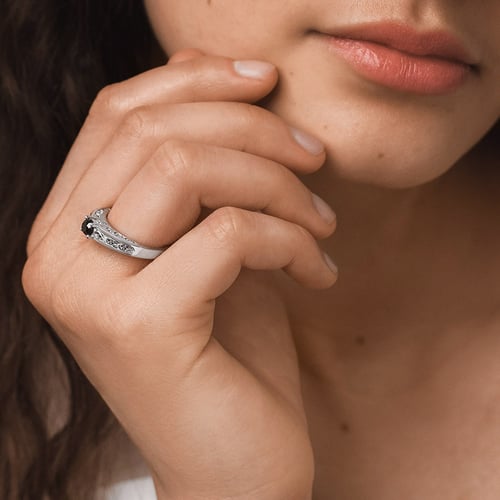 Vintage zlatý zásnubný prsteň s čiernym diamantom Daniew