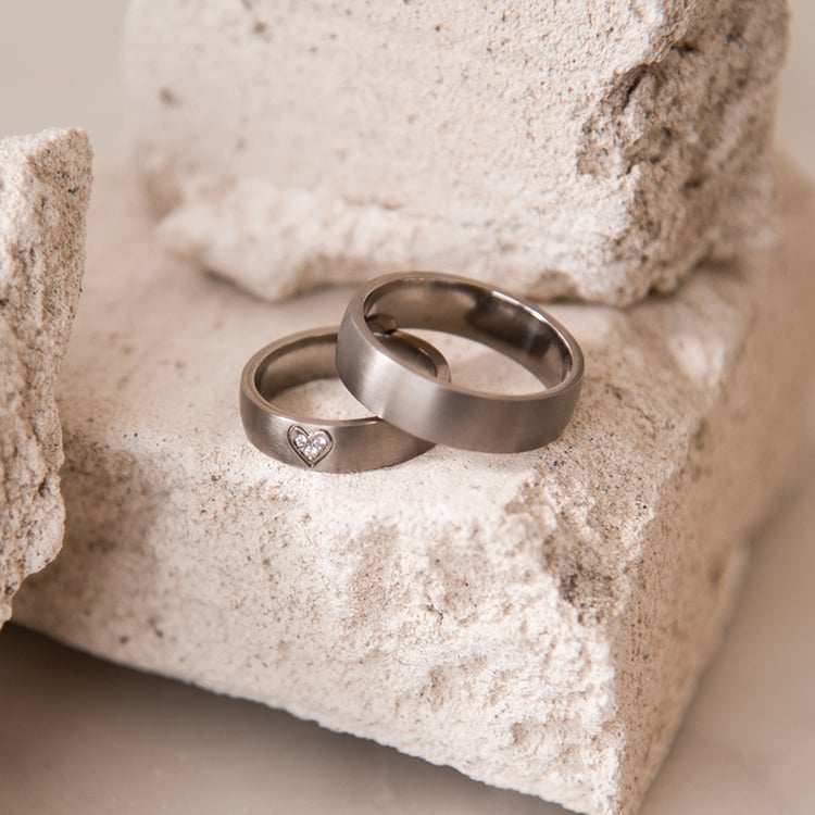 Titanové snubné prstene s diamantovým srdcom Haney 107526