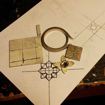 Komponenty šperku s náčrtkom