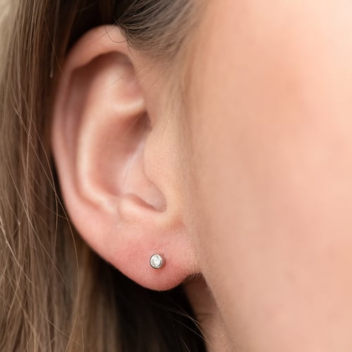 Strieborné minimalistické bezel náušnice s diamantmi Viosa