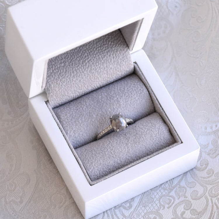 Zlatý prsteň so salt and pepper diamantom a postrannými diamantmi 79907