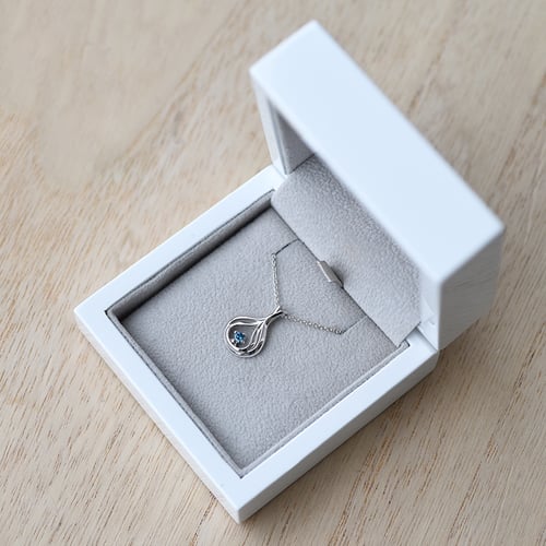 Elegantný zlatý prívesok s modrým diamantom Havannah
