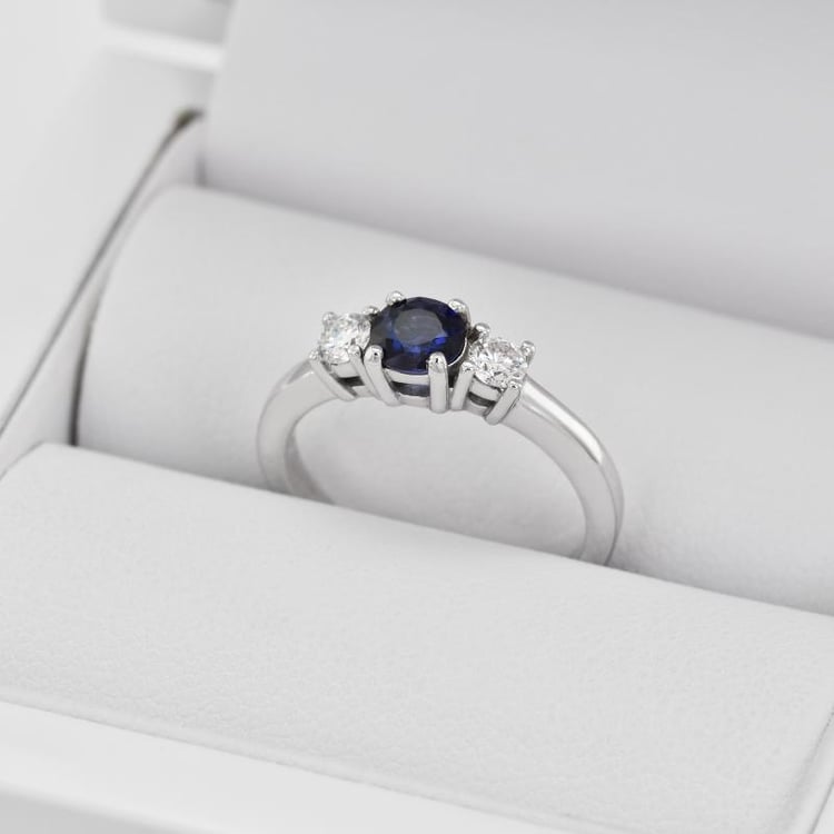 Prsteň so zafírom a diamantmi 28901